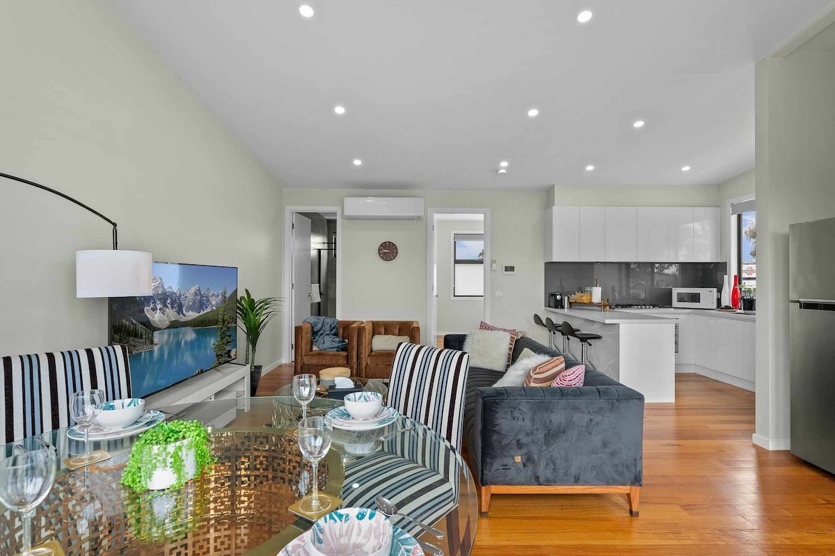 Churchill Lux, Elegant Town House only 10 min Cbd gallery image 4