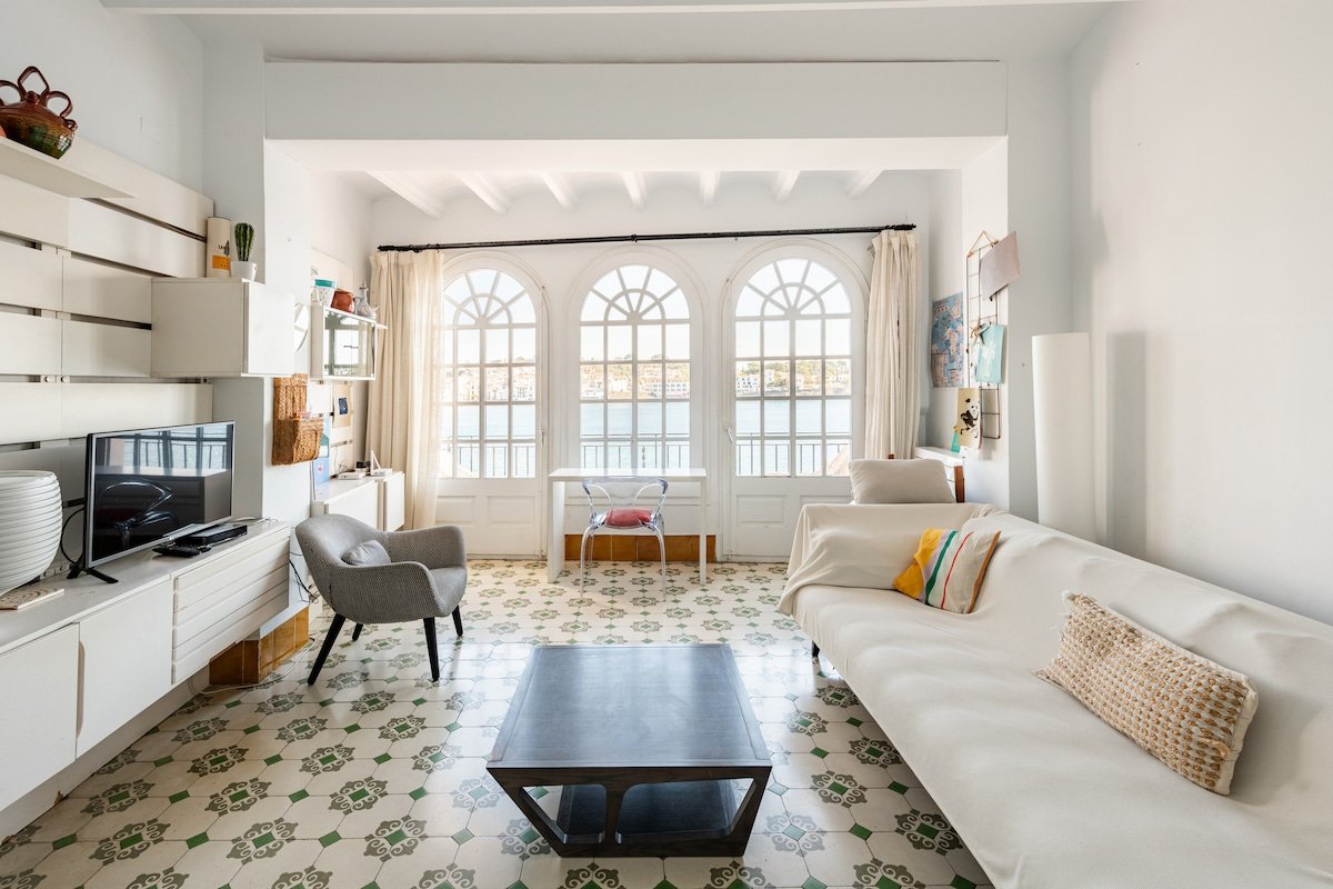 Heidi – Seafront Central Cadaqués by the Beach gallery image 3