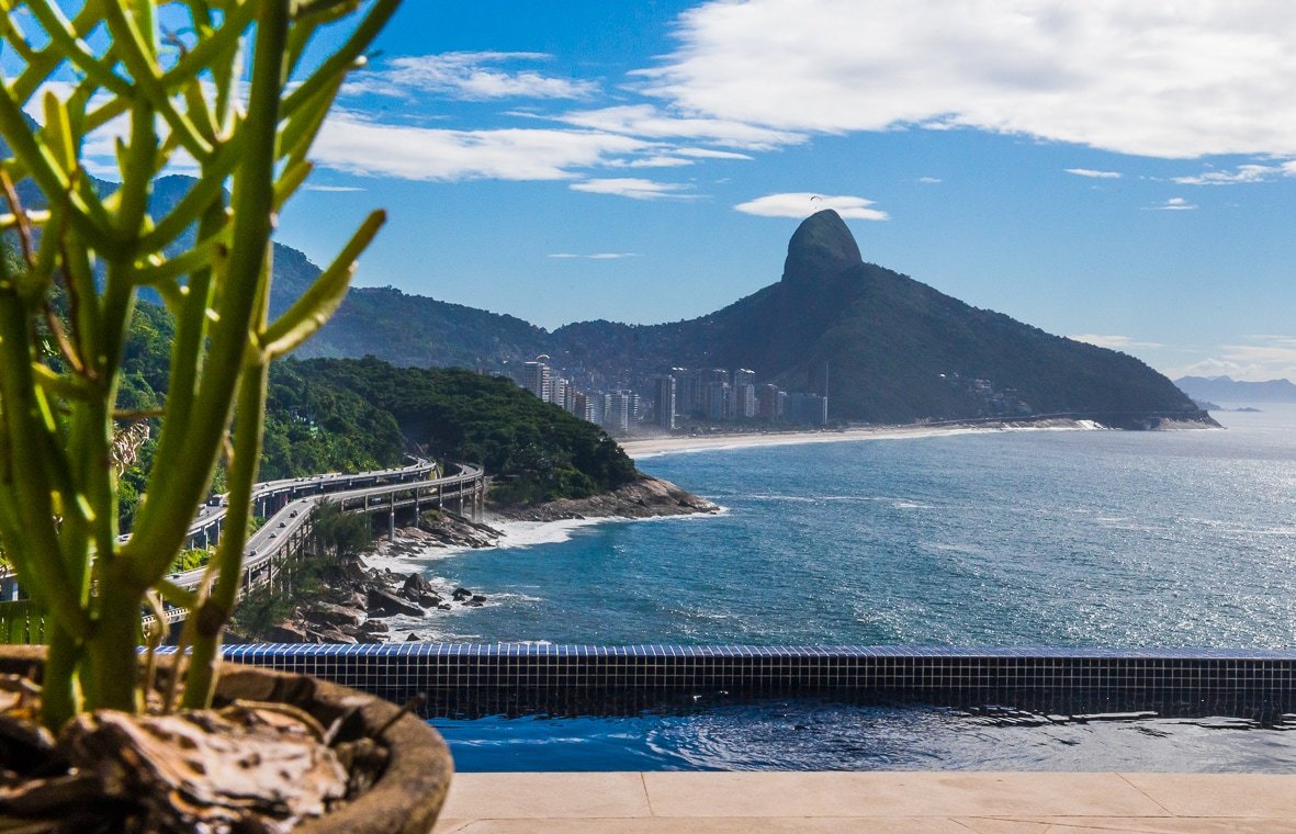 Villa Rio –Magnificent Ocean Front House in Joá gallery image 3