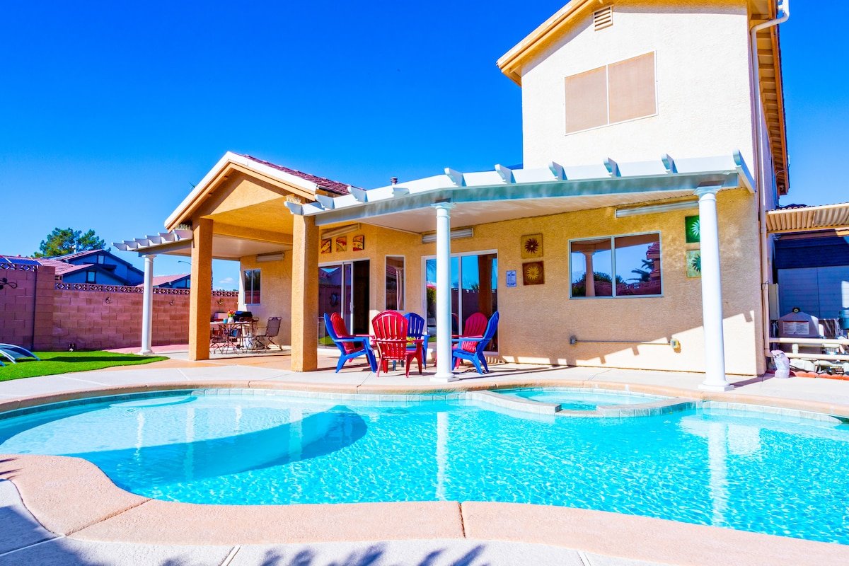 Spacious Oasis: king bed, pool, spa, & EV charger gallery image 5