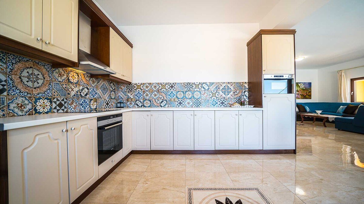 Grand Olympia, Pool, Luxury, Spacious, Quiet, cozy gallery image 4