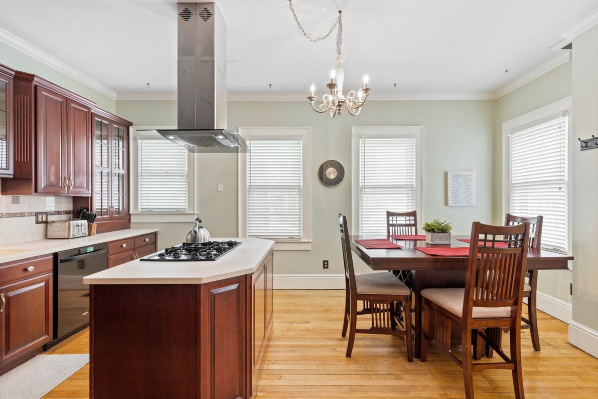 Stately Park Ave. Century Home – Sleeps 6!