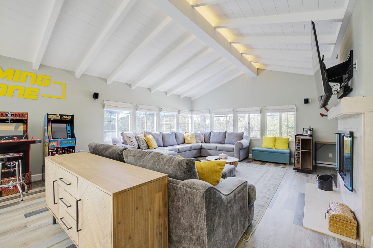 15 Min Walk Beach & Kayaking Hot Tub, Big Yard