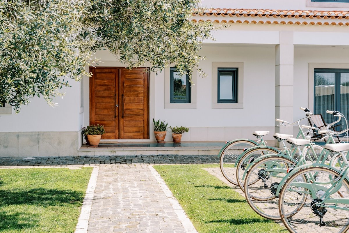 Villa Tojeira | Entire Villa, Pool & Padel Court gallery image 4