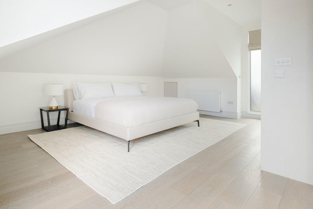 Stunning Knightsbridge 4 bedroom house w/ balcony gallery image 3