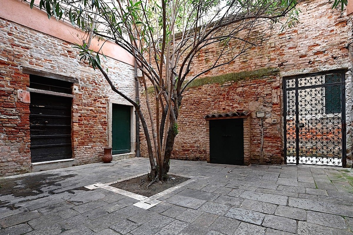 Chandeliers Apartment San Stae gallery image 5