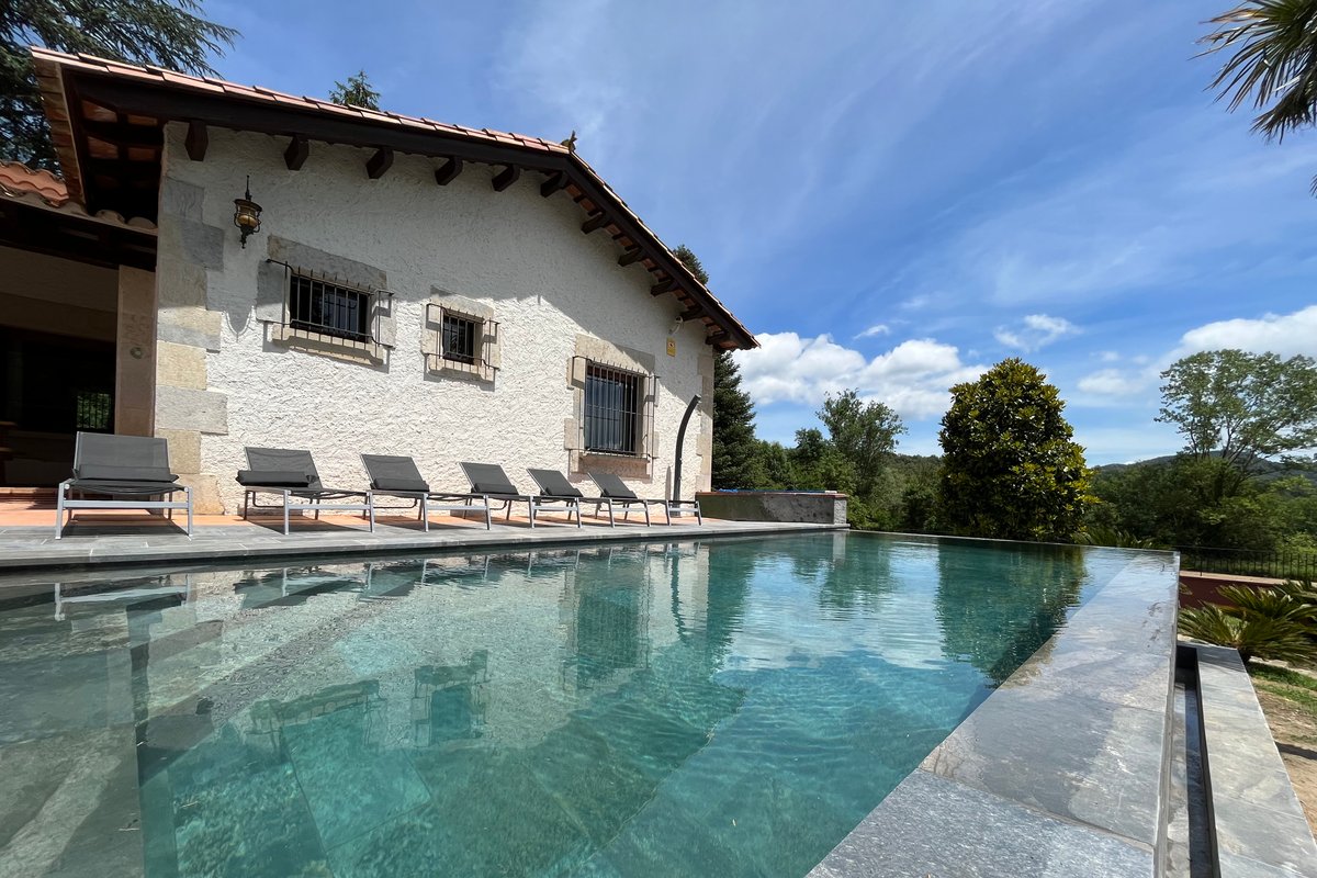 Espectacular casa con piscina infinita y jacuzzi