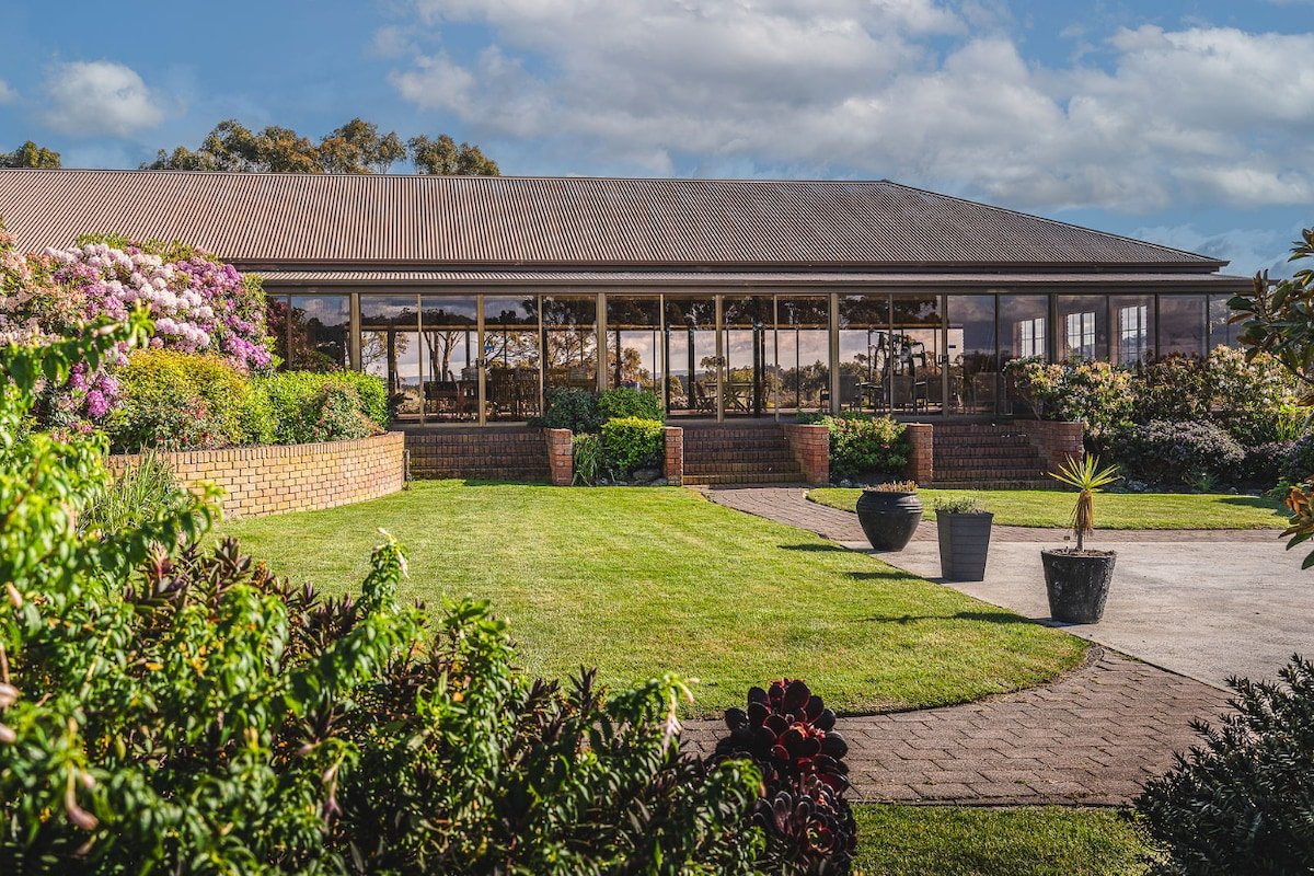 Prestigious Expansive Home with Almost Everything gallery image 3