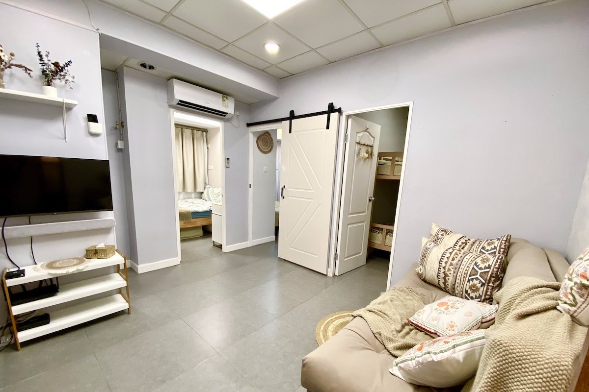 CozyStay 8pax Bohemian apartment at city center gallery image 5