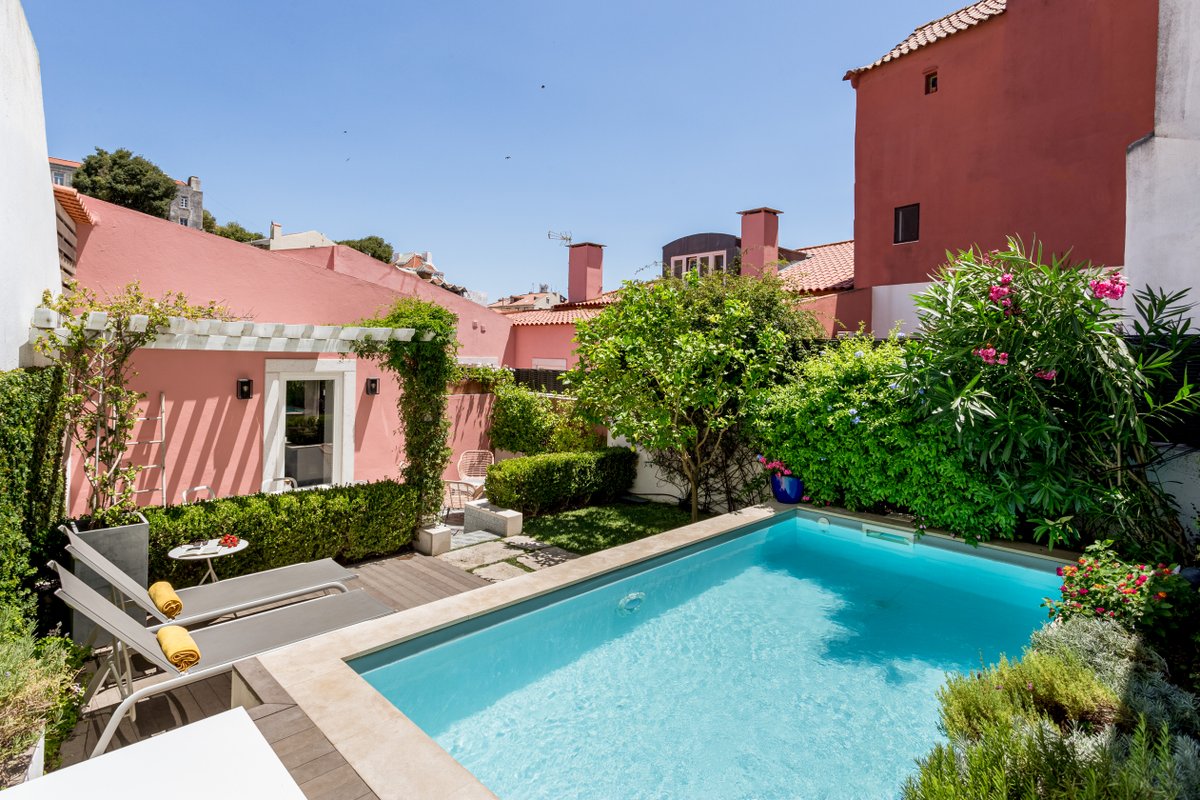 LUXURIOUS, PRIVATE GARDEN & HEATED SWIMMING POOL