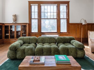 Royally Yours – Stylish Escape in Atlanta!