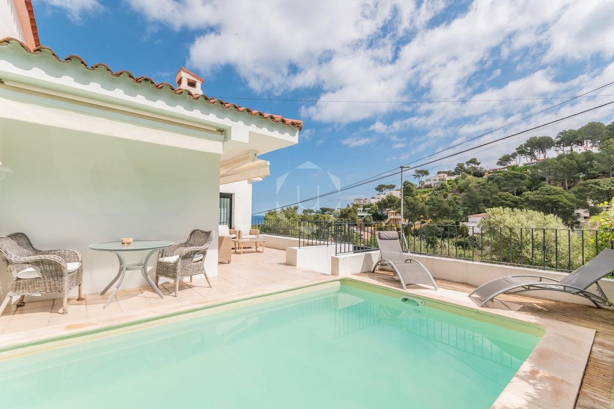 FLOR DE LIS – Pool, 10 min. walk to beach & bars gallery image 2