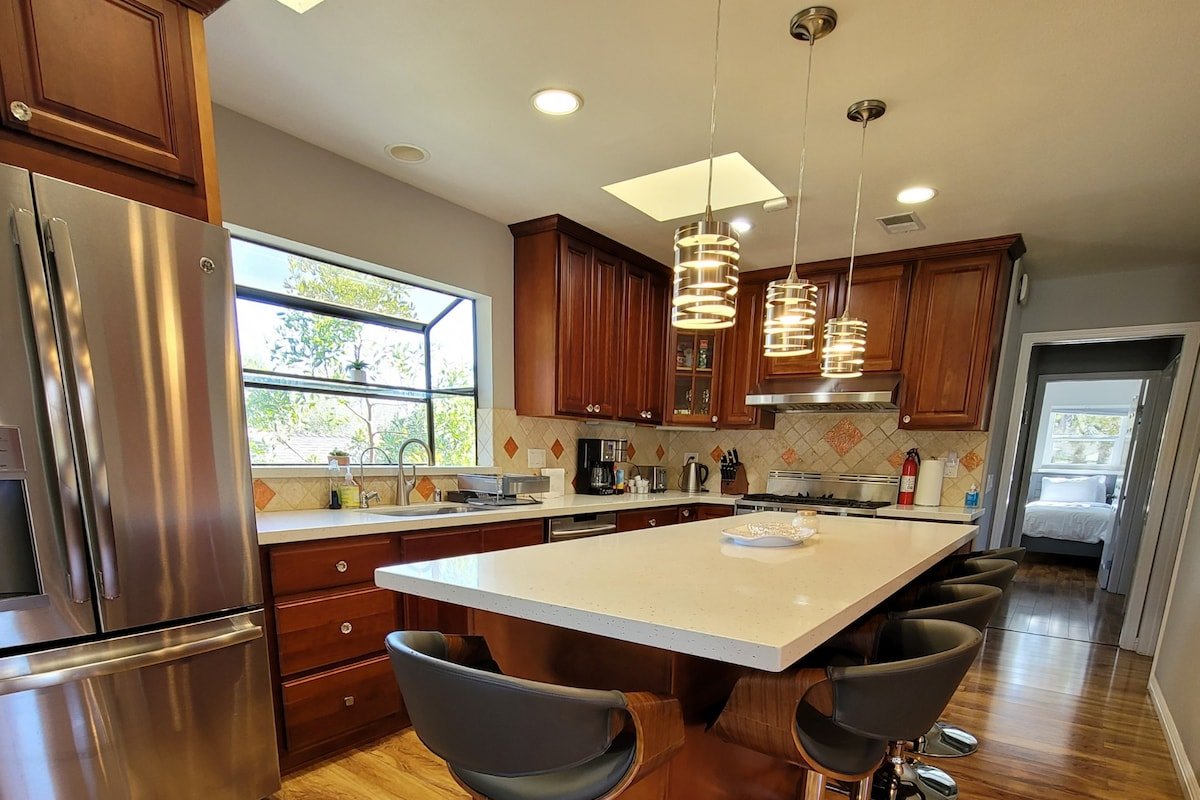 A Luxury Urban Getaway Walk to Stanford 2333 gallery image 4