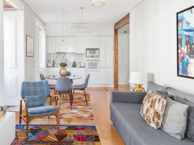 Alfama, Revamped and Sophisticate Flat with Balconies in 19th Century Building