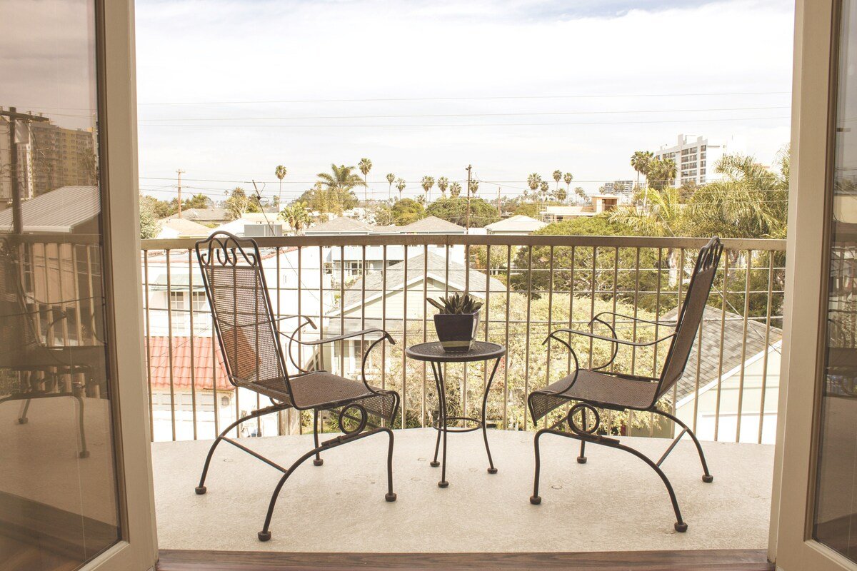 Upscale Custom-Built House | walk to Beach, Canals gallery image 3