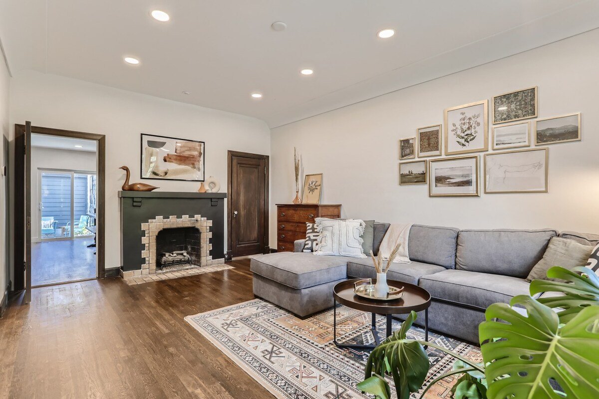 Charming Tudor Home- Hot Tub-Family Friendly gallery image 4