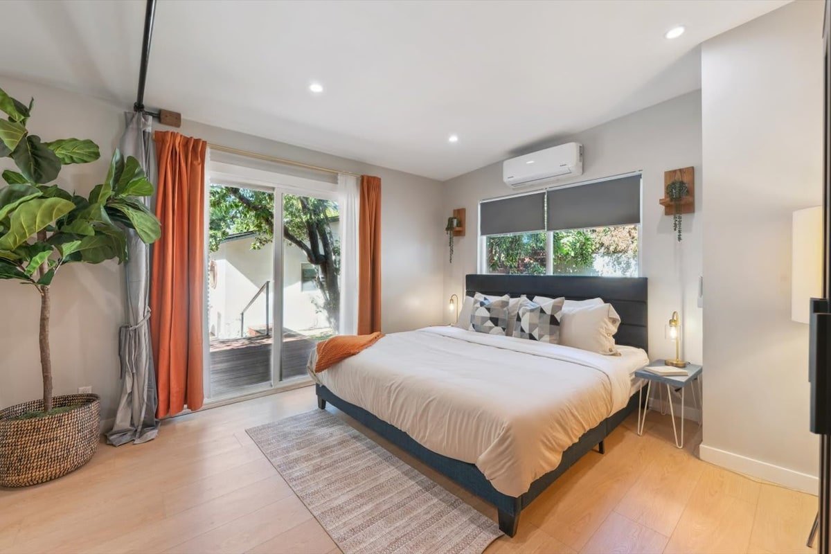 Ultimate LA Villa: Htd Pool, Ping Pong, BBQ, Gym gallery image 3