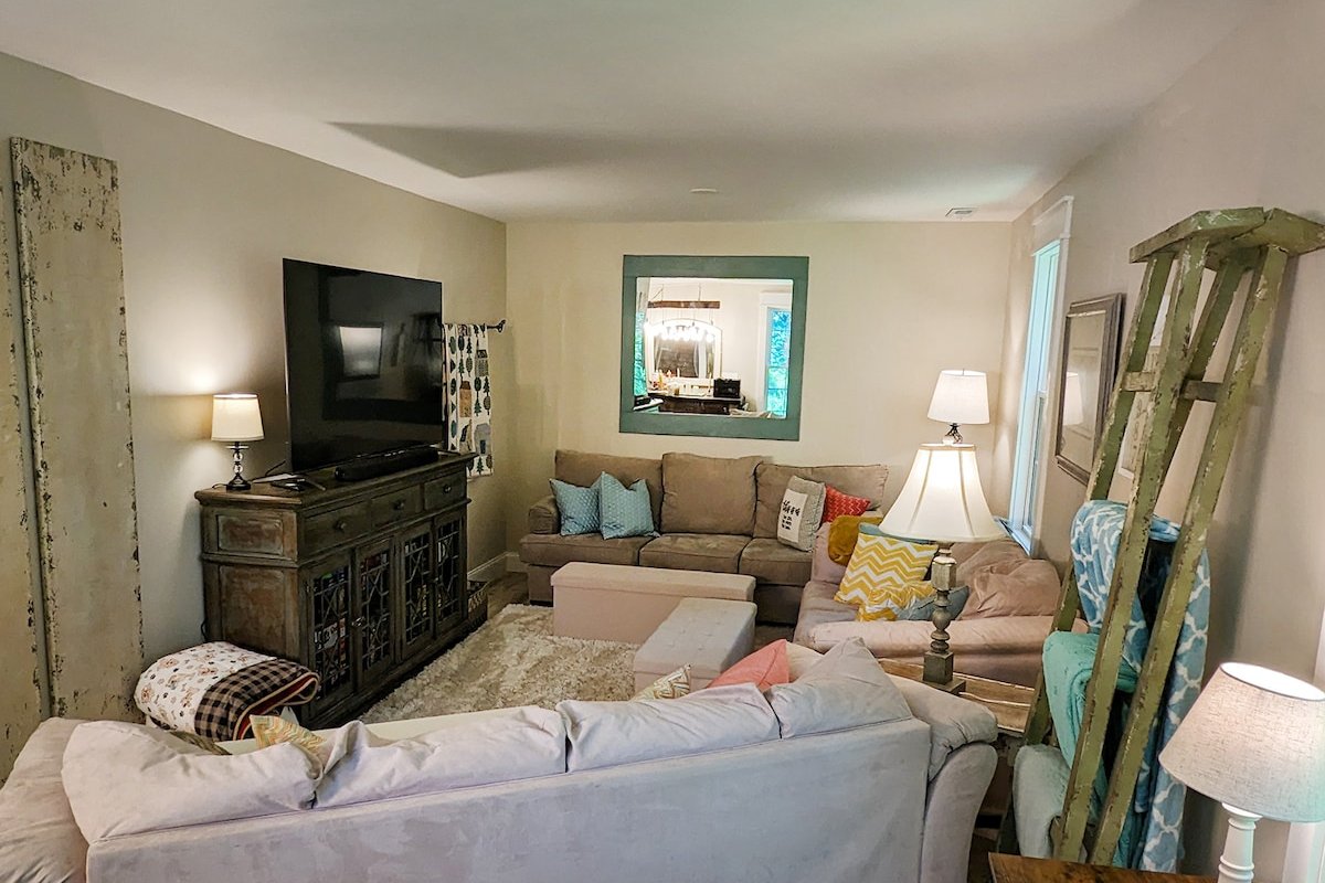 Wooded Retreat – 5 king beds, private, convenient gallery image 4