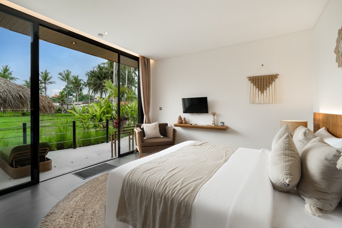 Modern 4BR Ubud • Pool & Ricefield View gallery image 3