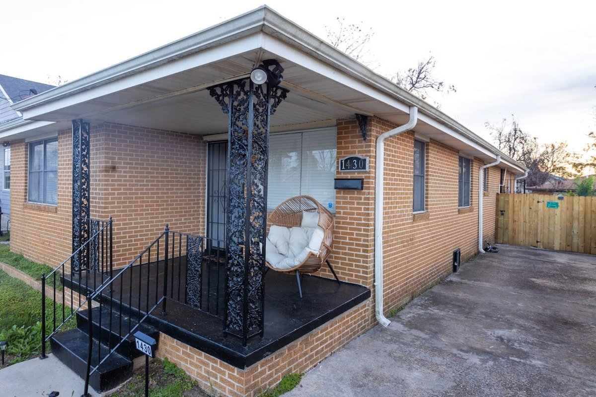 Dearest Deslonde gallery image 2