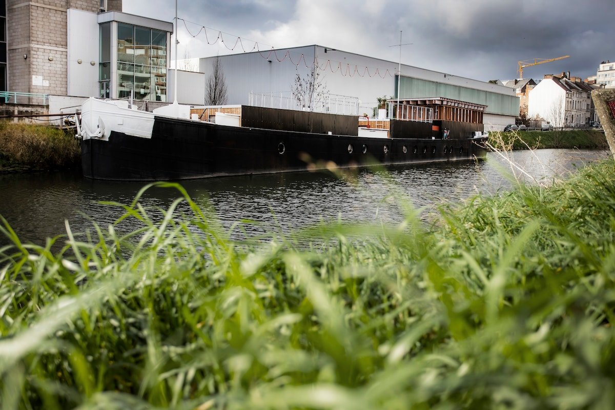 JunoBoat floating accommodation on the water gallery image 3