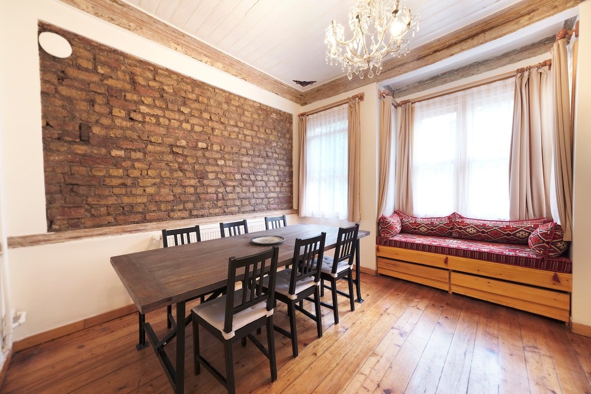 ★ 4 Bedroom Triplex Character House With Terrace ★ gallery image 5