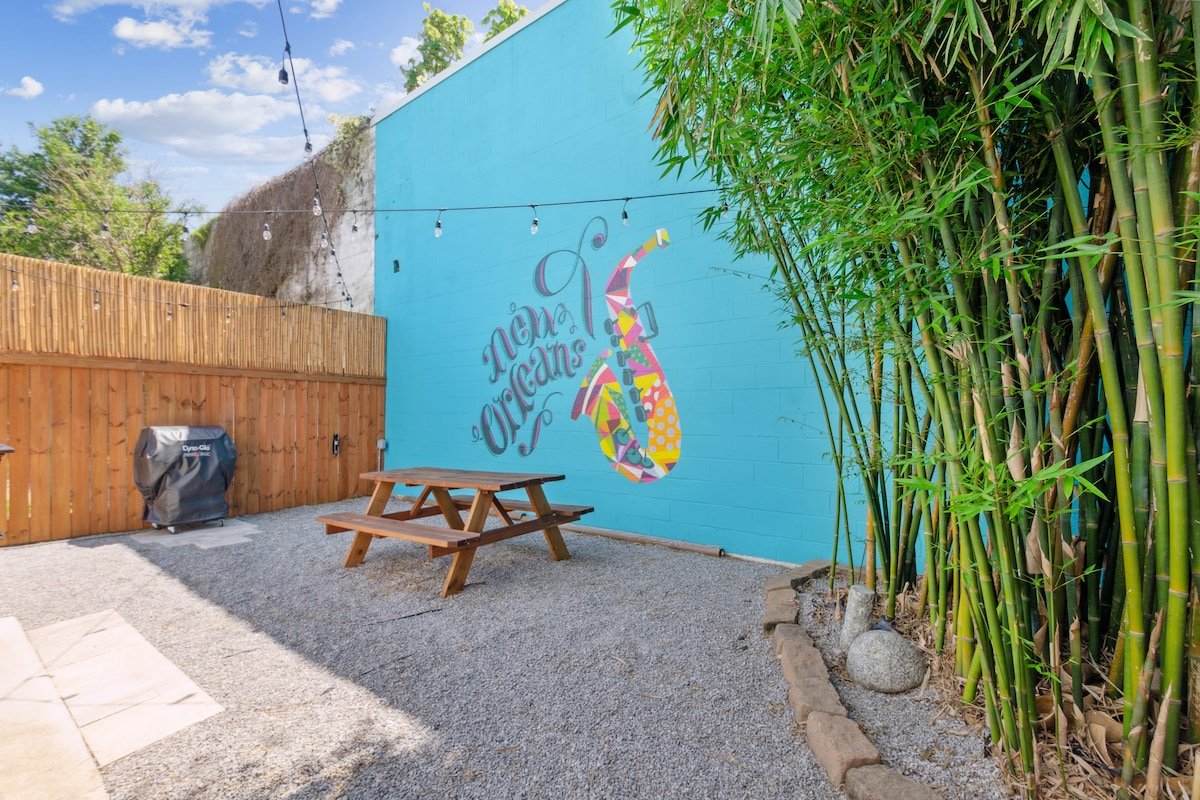 Spacious 5 BR 3.5 bath w private backyard gallery image 2