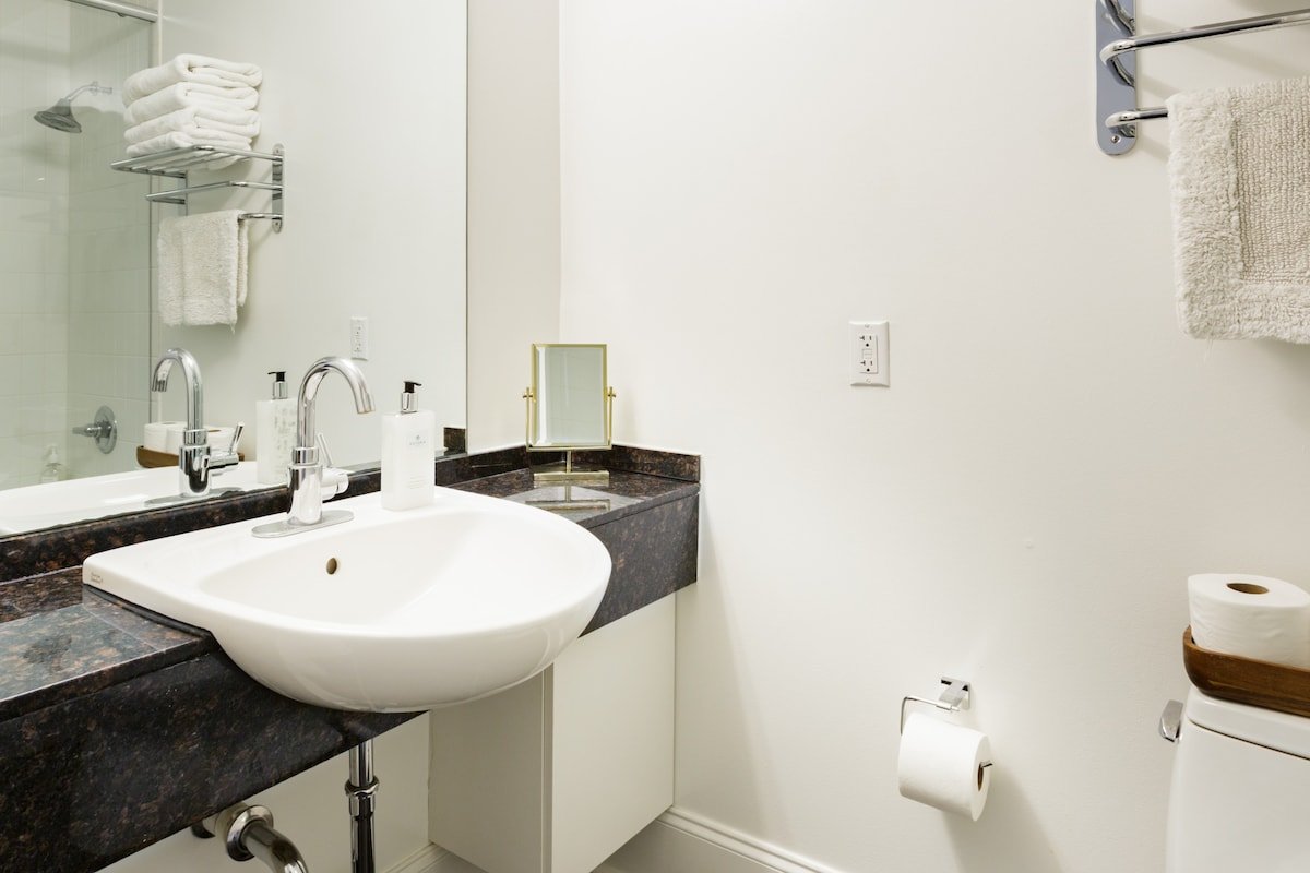 Walk to the French Quarter from Financial District Apartment gallery image 5