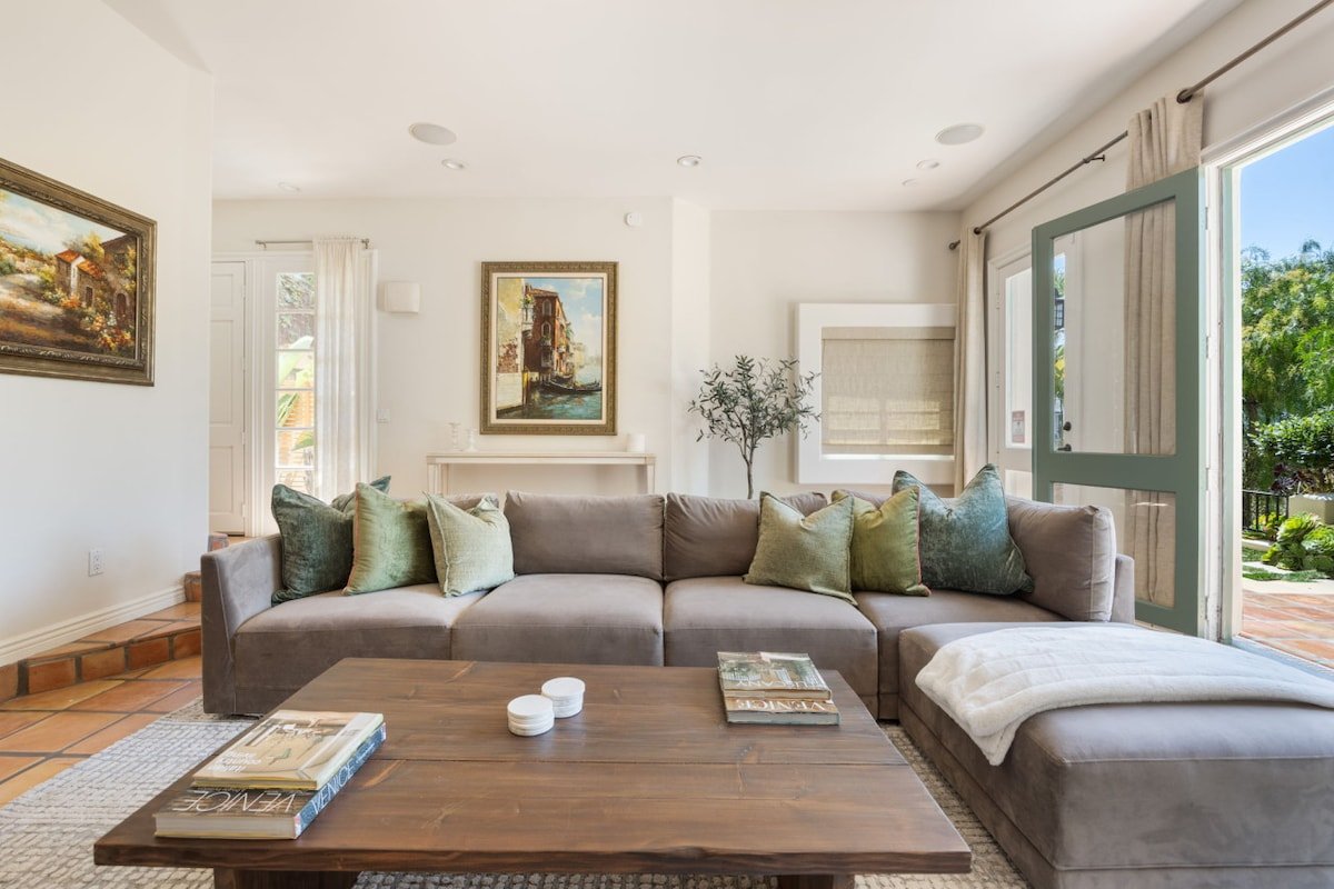 The Canal Escape – canal-front Italian villa gallery image 5