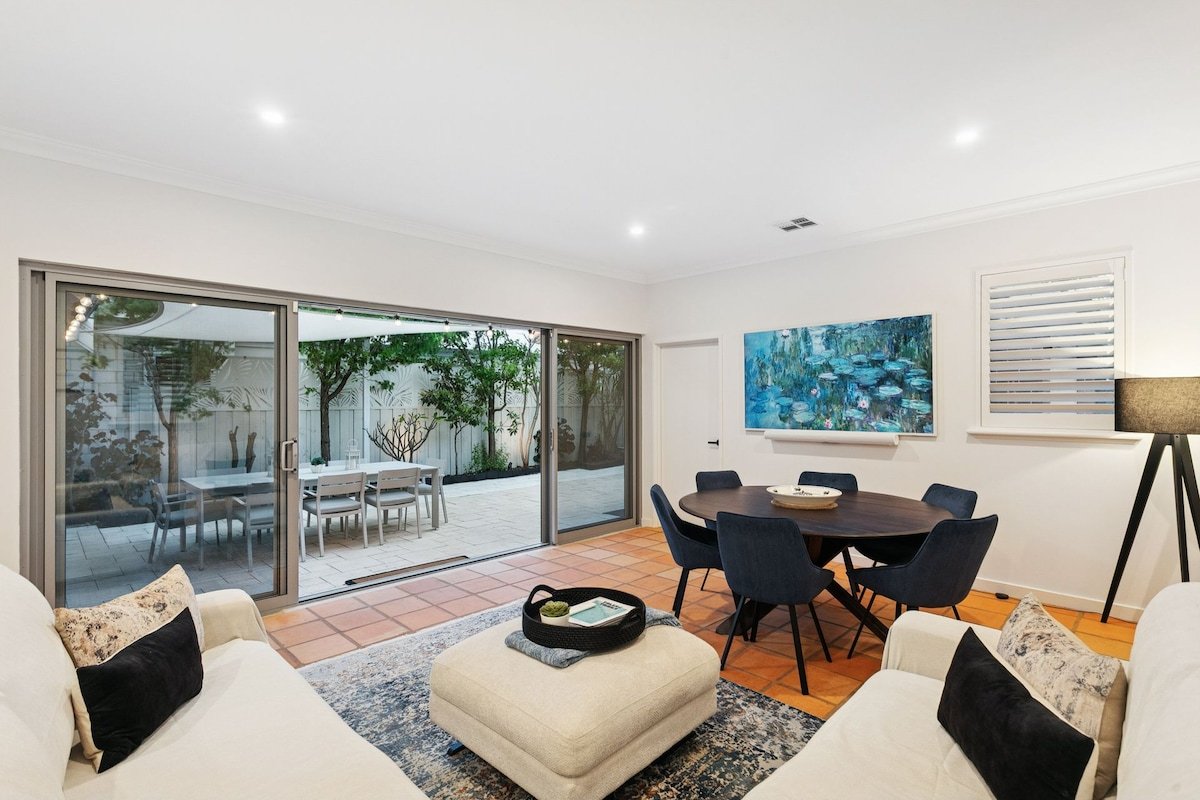 North Freo Retreat | Walk to Beach, River & Train gallery image 2