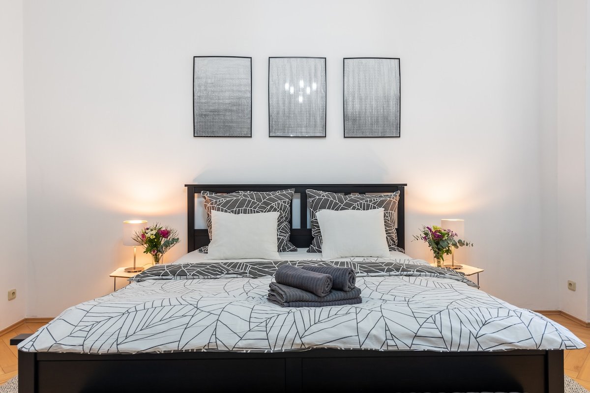 Charles Bridge Large 2BRM LuxPrimeVibrant Location gallery image 3