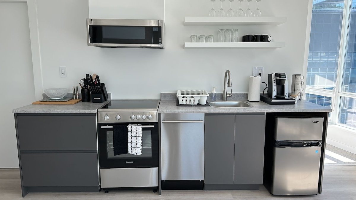 Modern & Central Downtown Penthouse Condo Sleeps 7 gallery image 3