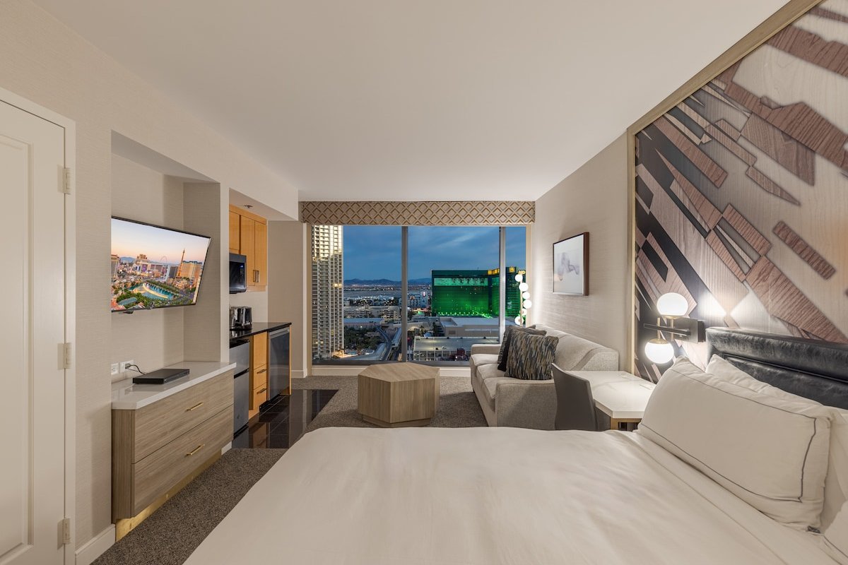 Luxury Center Strip | Jacuzzi Spa Suite View gallery image 5