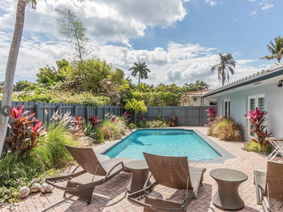 Heated Pool, 4 BR, Walk to Beach & Restaurants!