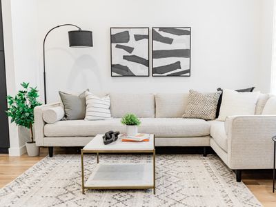 *1min Riverview Health 7min Downtown Free Parking