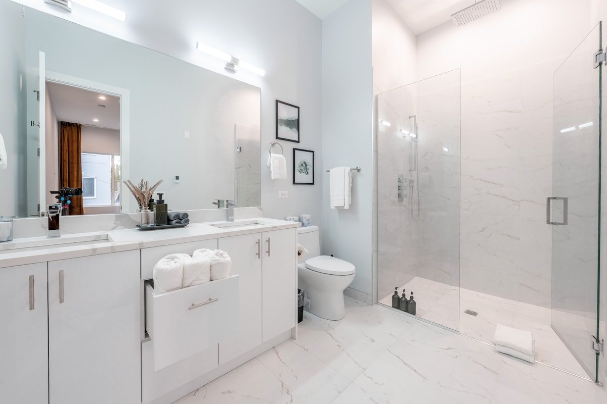 Sleeps 12 | Free Parking | Rooftop | Near Downtown gallery image 5