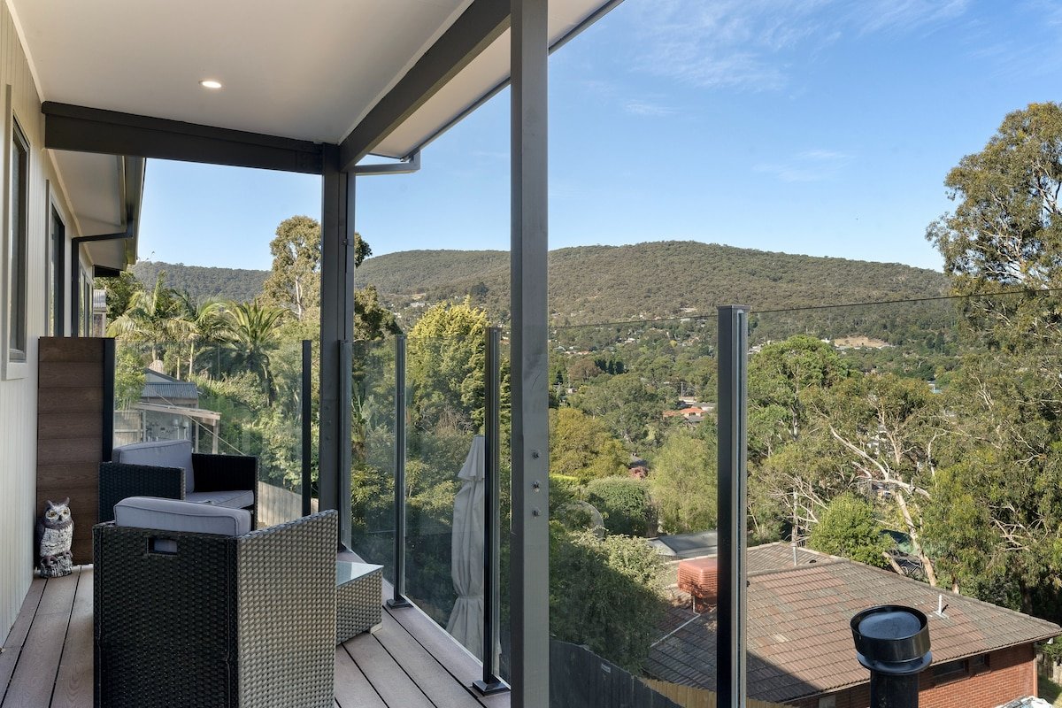 Luxury 5BR Family Group Retreat • Near Dandenongs gallery image 3