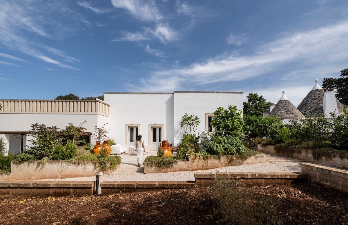 Amazing villa with seaview, pool, garden, wood. gallery image 2