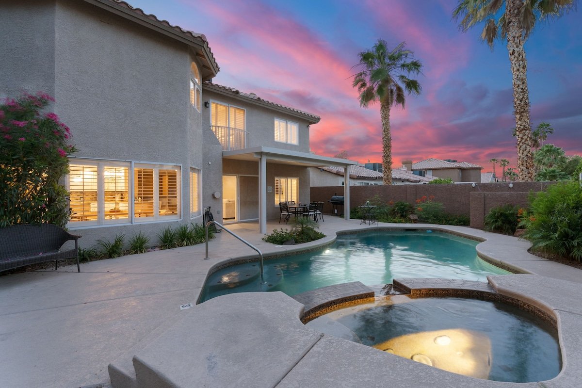 Newly updated! Licensed, Superhost, sleeps 12! gallery image 2