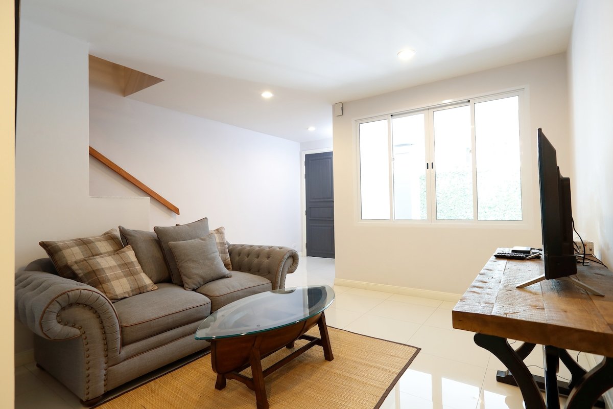 3BR (200sqm.) + guest pool and close to BTS/MRT! gallery image 4