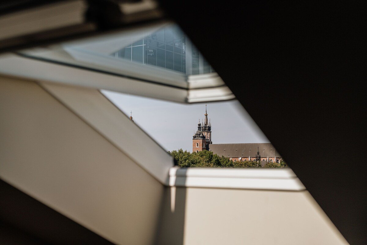 Two-Level Apartment with Bathtub in Bedroom gallery image 2