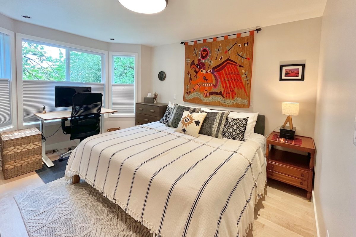 MadisonModern: walk to dining & Madison Park gallery image 5