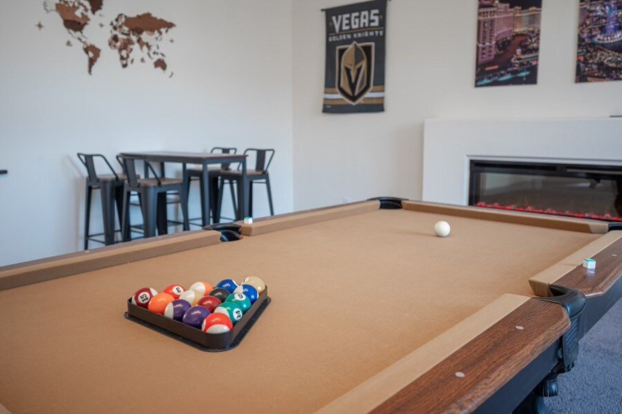 Spacious &Cheerful 4-Bedrooms indoor w/fireplace gallery image 4