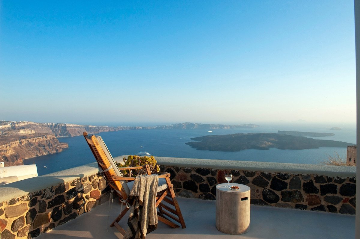 Private Villa for 6 with caldera view gallery image 2