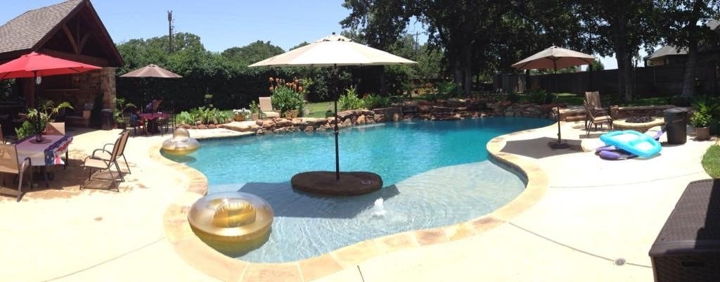 Paradise Home! Pool and Outdoor Living Area gallery image 2