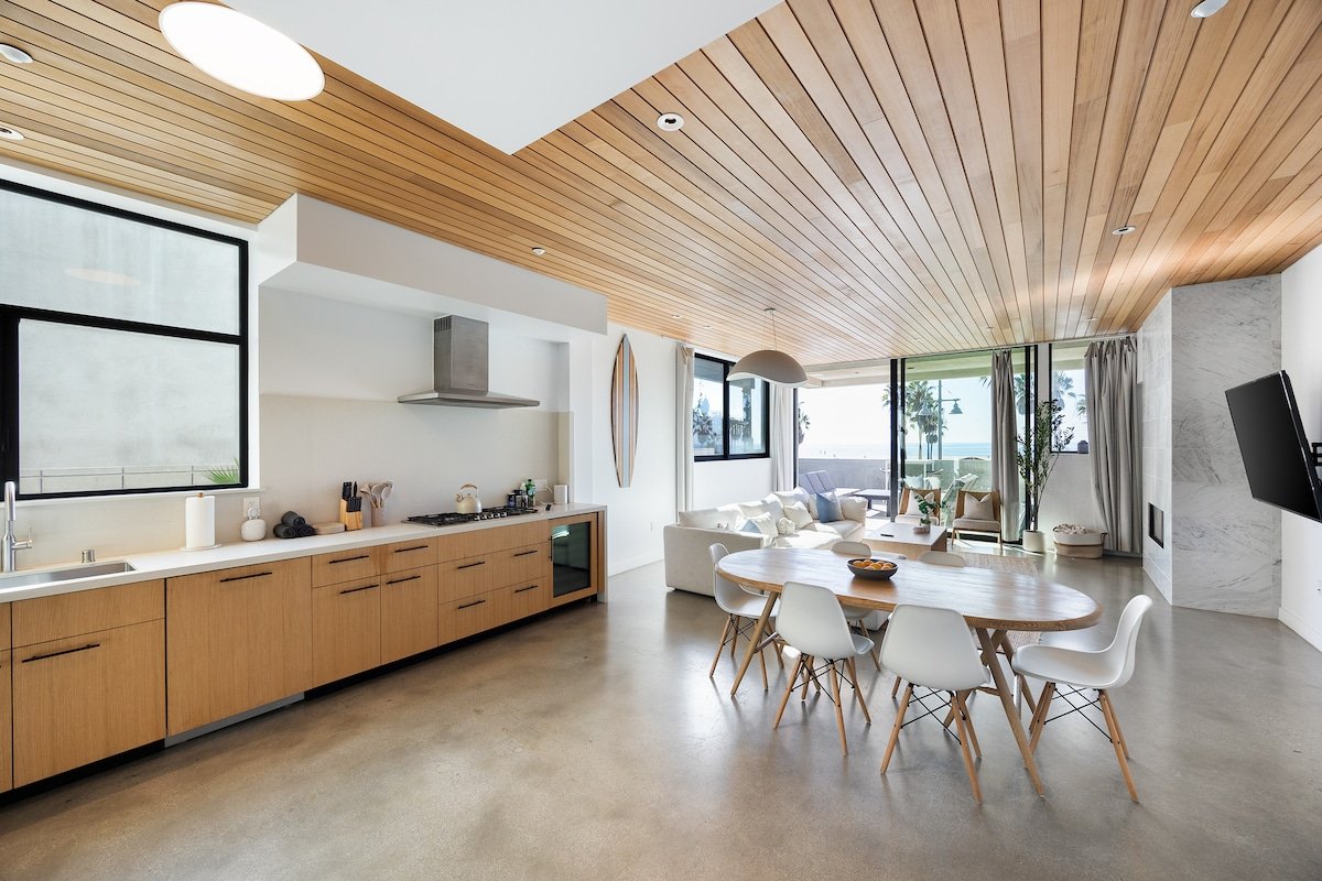 Luxe Oceanfront Venice Beach Escape – Rooftop Deck gallery image 5