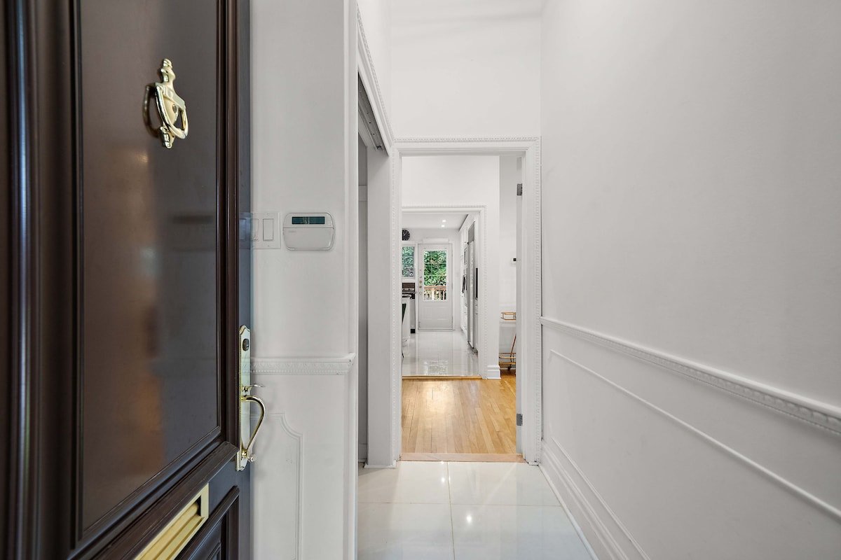 Montreal Luxurious Hose Big Terrace|Sleep16|3bath gallery image 4