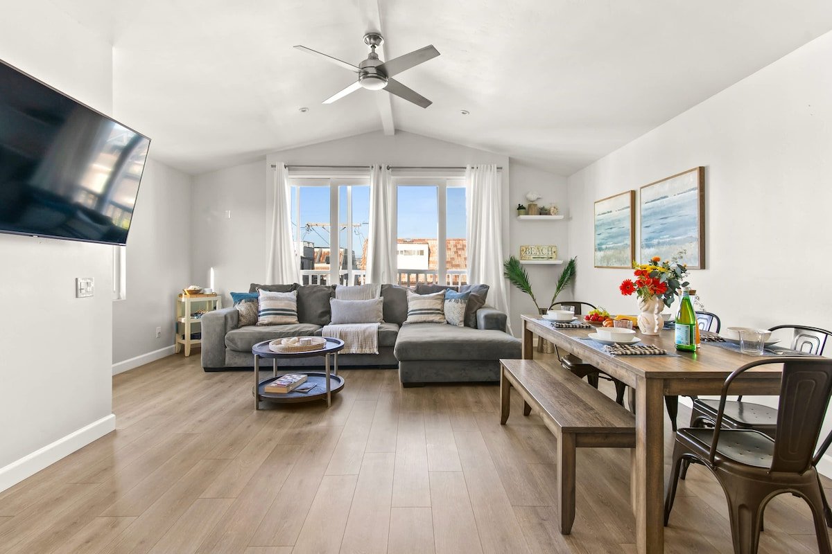 9 Bedrooms-7 Bath-2 Kitchens-Parking-Sleeps 22! gallery image 3