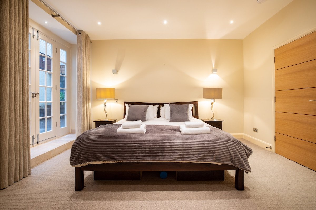 2 bedroom Mayfair flat on prestigious Mount street gallery image 2