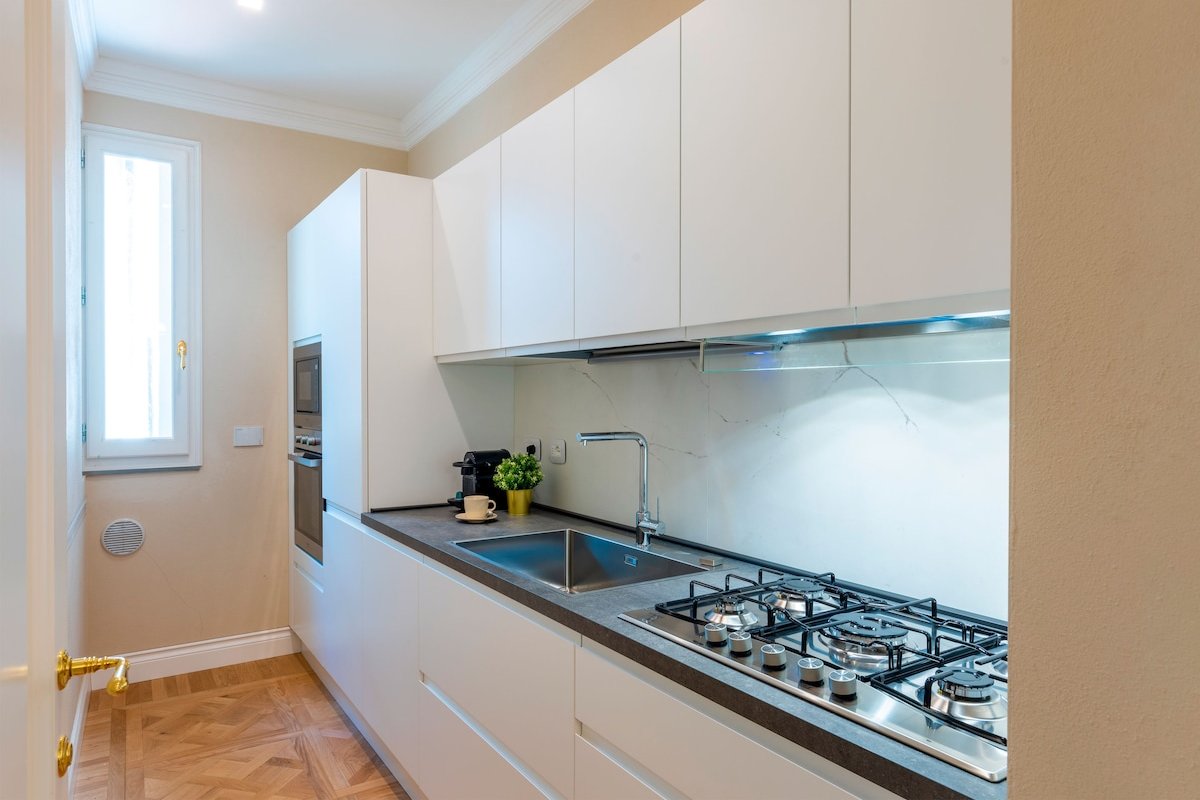 Cozy 3BR Apartment Near Strozzi | Via della Spada gallery image 5